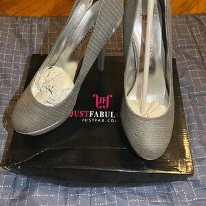 JustFab Gray Textured Platform Pumps with Silver Lining